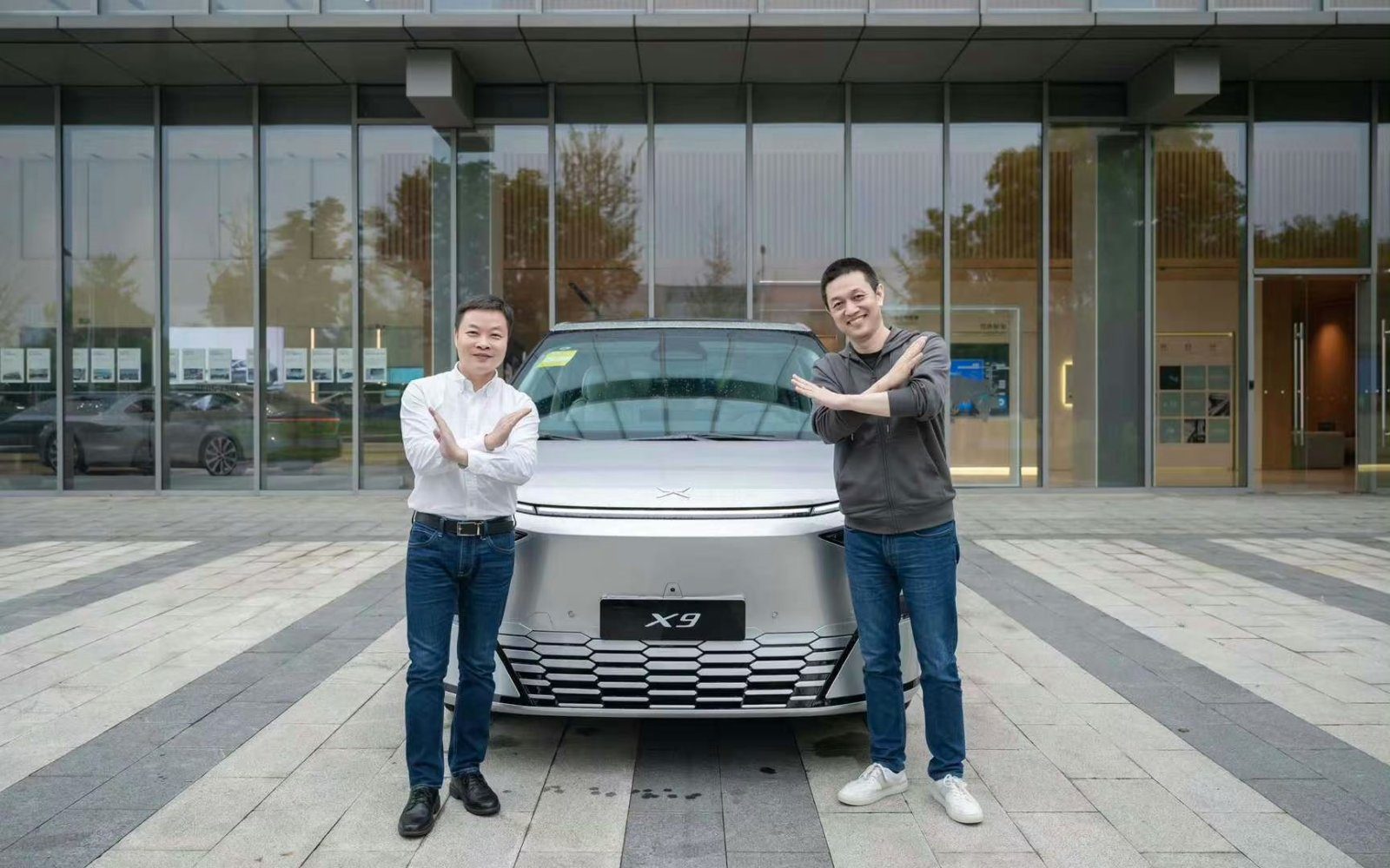 Nio CEO William Li with XPeng CEO He Xiaopeng