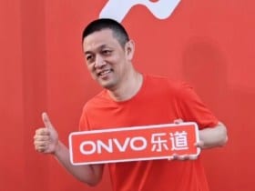 Nio CEO with Onvo card
