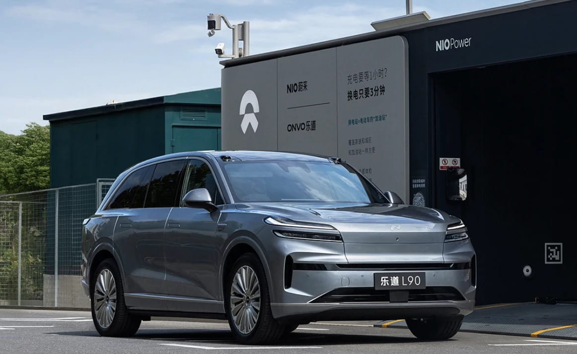 Onvo L90 at a Nio battery swap station