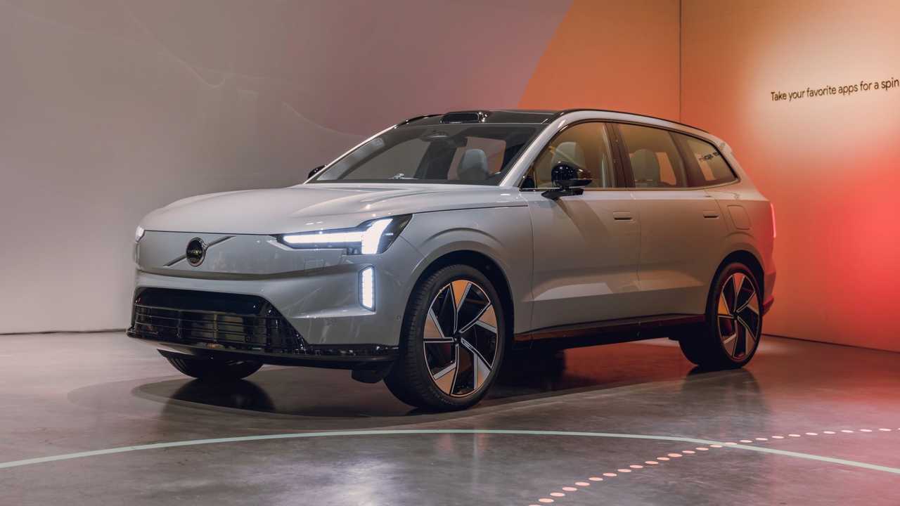 Volvo EX90 in Canada