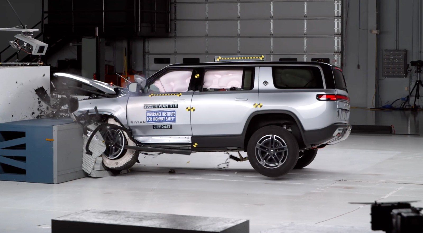 Rivian R1S 2025 during the IIHS Crash Test