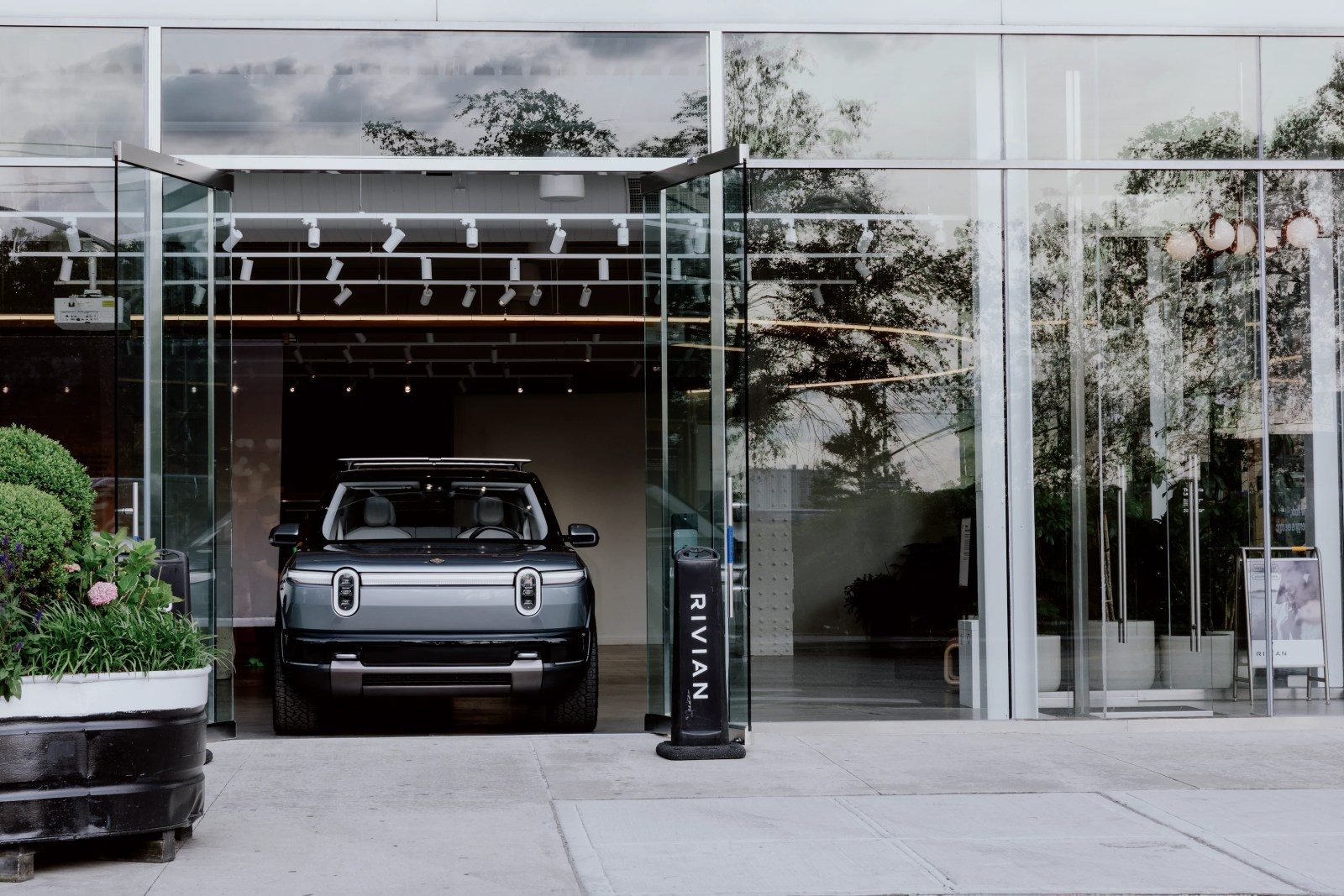 Rivian R1S