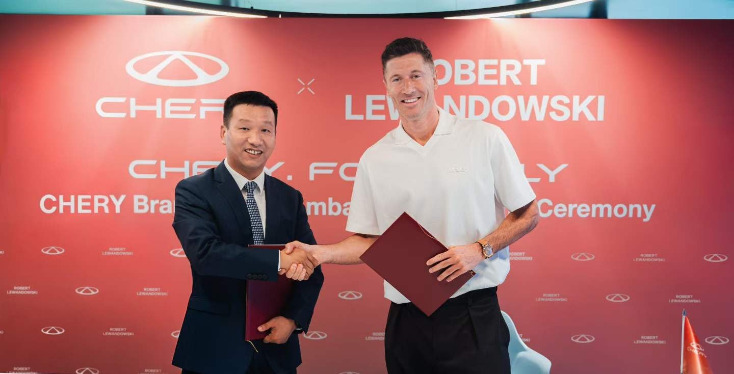 Chery with Robert Lewandowski