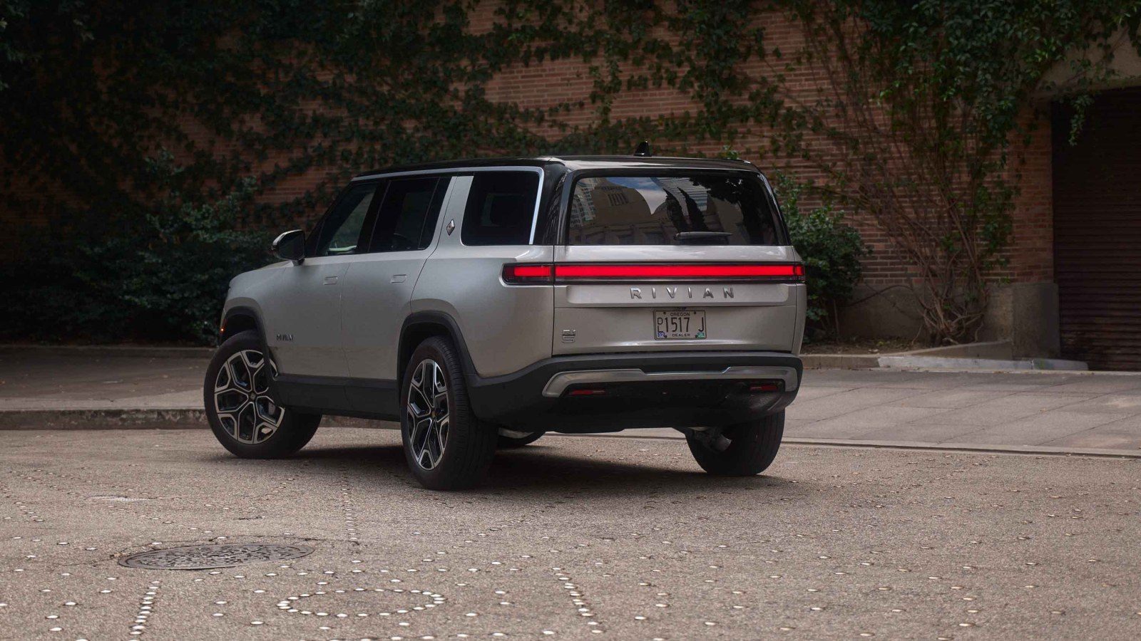 Rivian R1S 2027