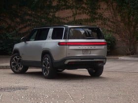 Rivian R1S 2027