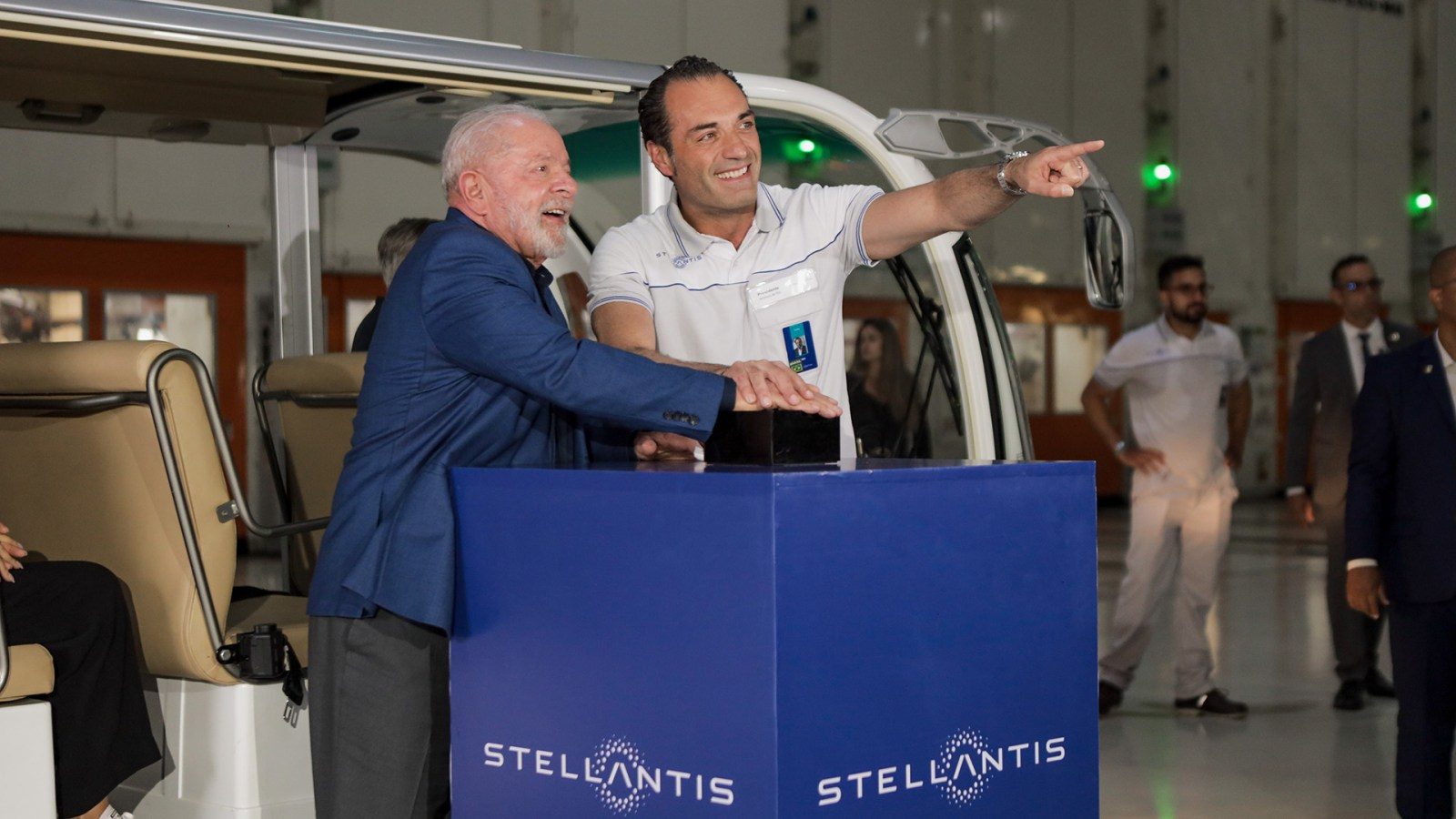 Stellantis CEO Antonio Filosa and Brazil President Lula da Silva in 2023