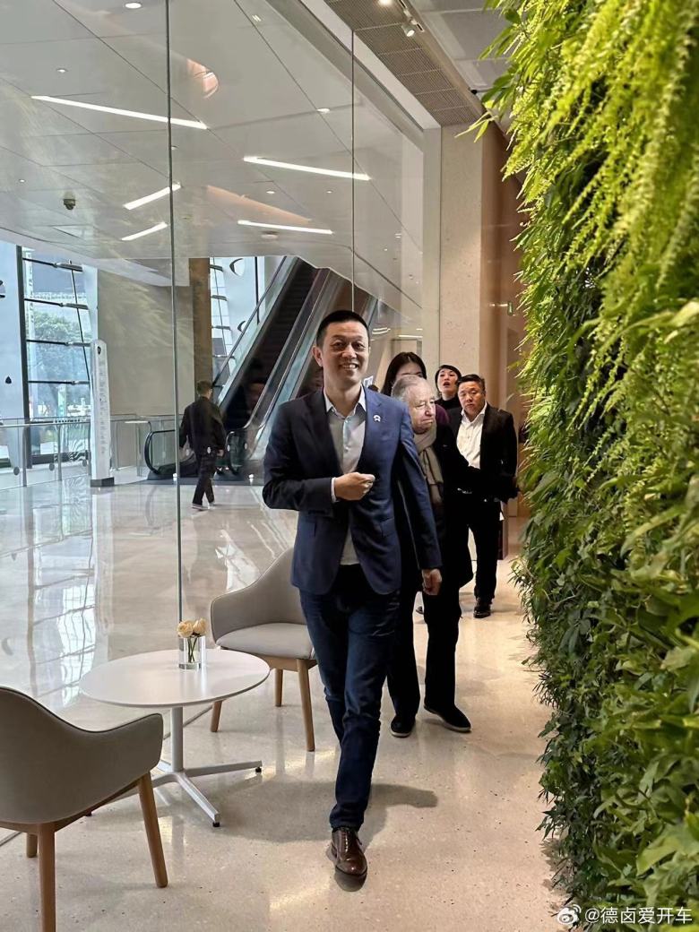 Neot Ceo Nio CEO Showcases Battery Swap Technology to former FIA's President ...