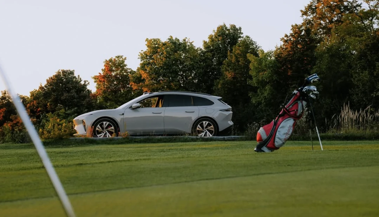 Nio ET5 Touring parked in a golf court