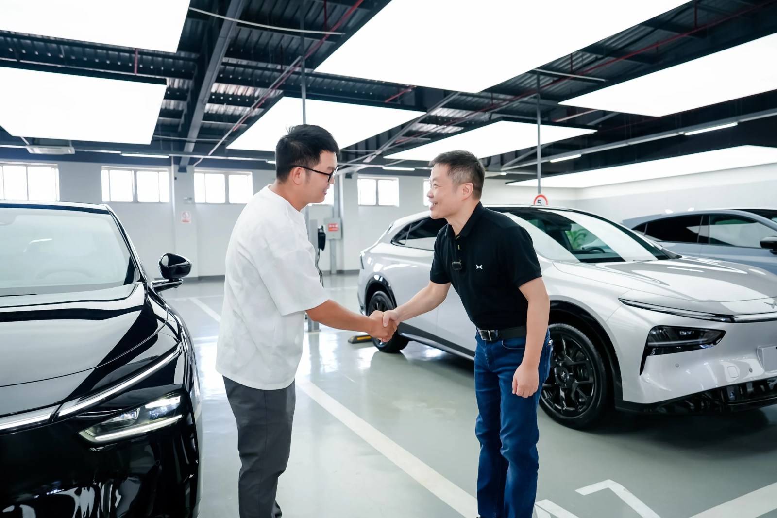 XPeng CEO delivering the first G7 units in China.