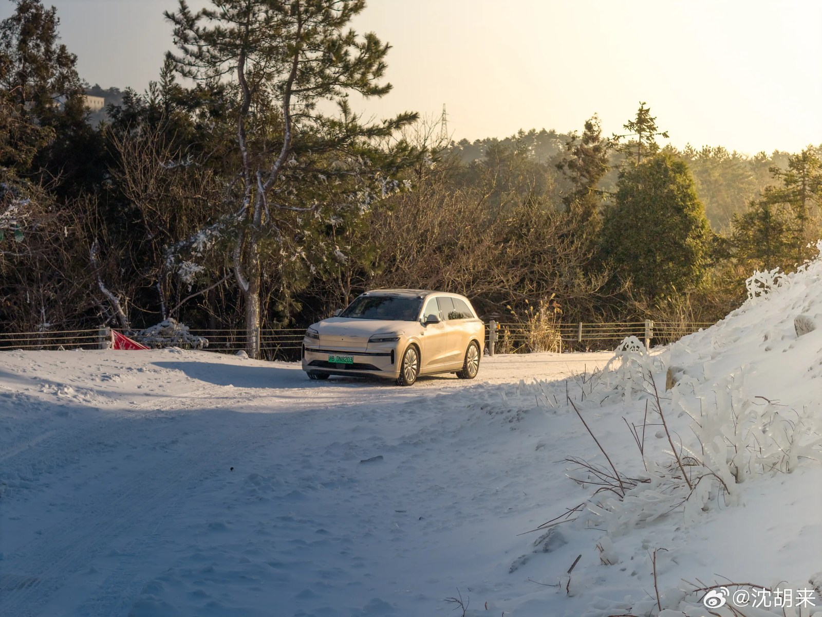 Onvo L90 driving in the snow in China